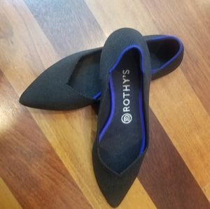 Roth's Black pointy toe